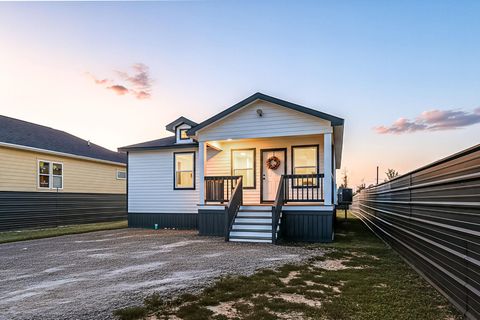 Photo of 639 Road 5704, Cleveland, TX 77327 (MLS # 4490729) Photo of 639 Road 5704, Cleveland, TX 77327 (MLS # 4490729)