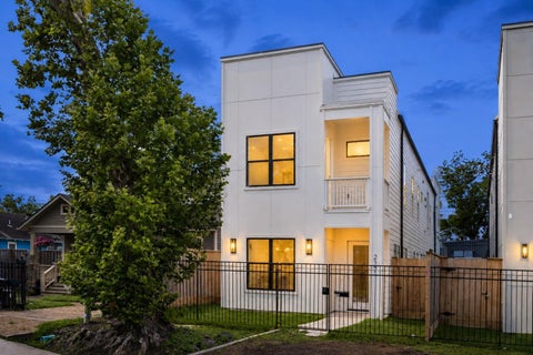 Photo of 227 E 26th Street, Houston, TX 77008 (MLS # 18510291)