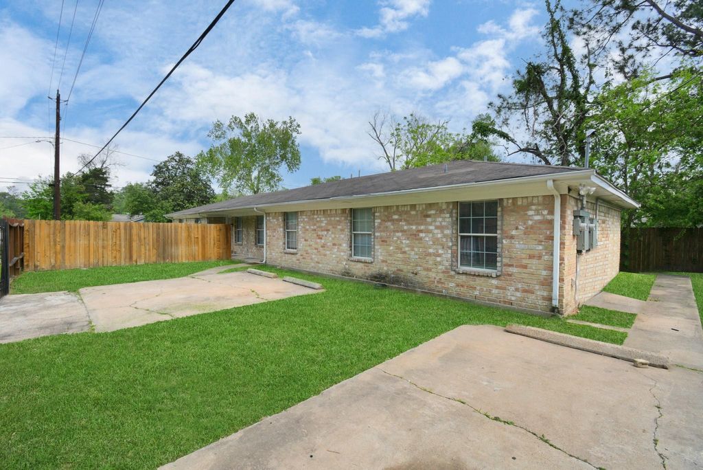 Photo of 8622 Elbert Street #B, Houston, TX 77028 (MLS # 47389888)