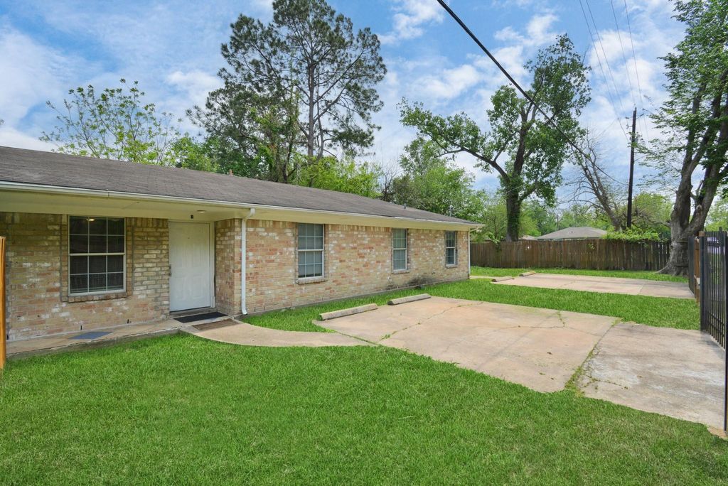 Photo of 8622 Elbert Street #B, Houston, TX 77028 (MLS # 47389888)