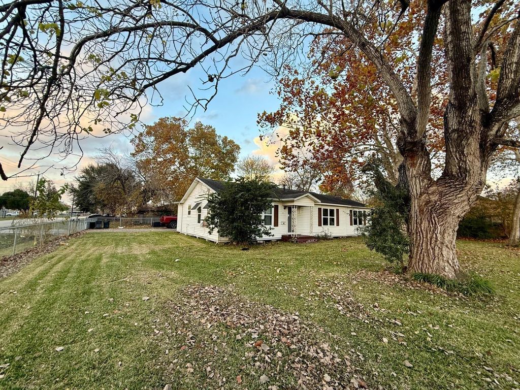 Photo of 700 E Wallisville Road, Highlands, TX 77562 (MLS # 96245370)