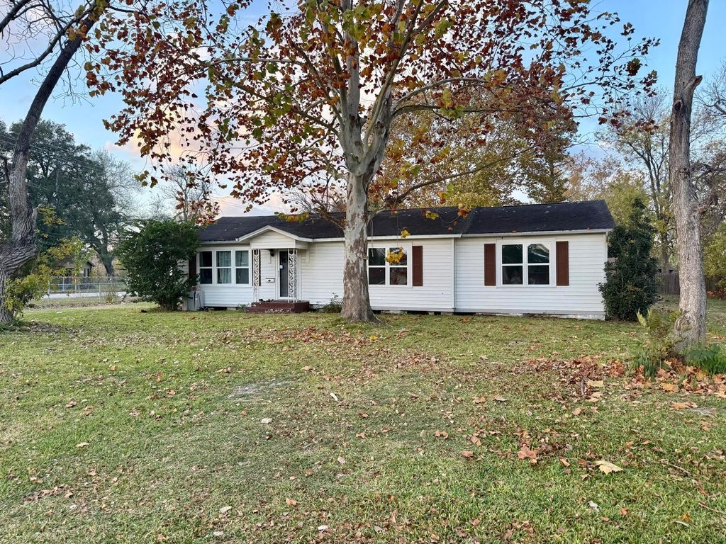 Photo of 700 E Wallisville Road, Highlands, TX 77562 (MLS # 96245370)