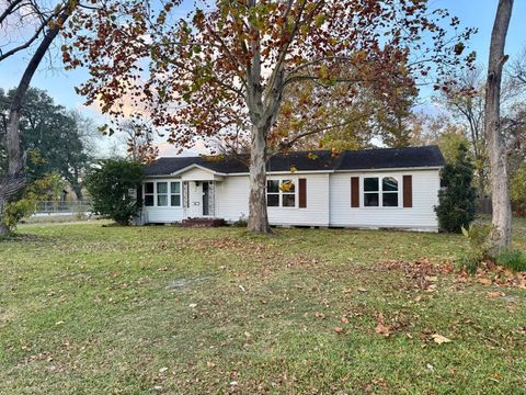 Photo of 700 E Wallisville Road, Highlands, TX 77562 (MLS # 96245370)