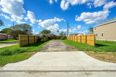 Photo of 142 Flamingo Bight S, Baytown, TX 77523 (MLS # 95694750)