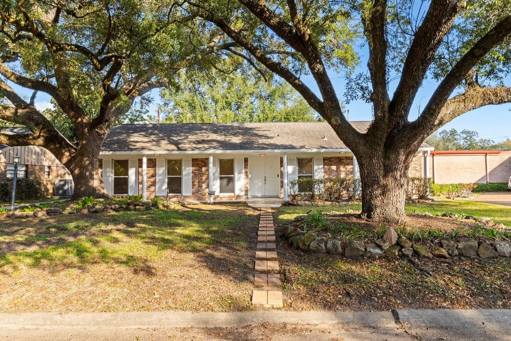 Photo of 9610 Meadowglen Lane, Houston, TX 77063 (MLS # 36376635)