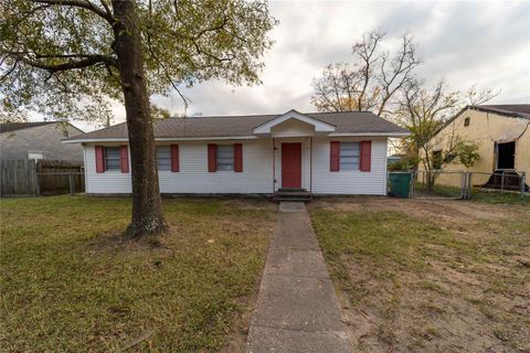 Photo of 507 Decatur Ave Ave, Orange, TX 77630 (MLS # 49597993)
