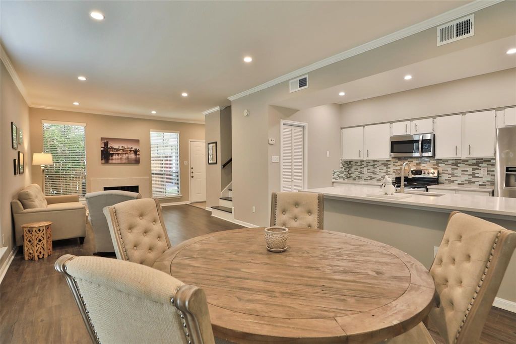Photo of 1201 Mcduffie Street #211, Houston, TX 77019 (MLS # 56915143)
