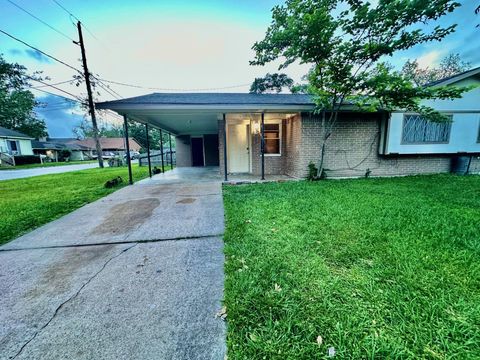 Photo of 320 S Avenue F Ave, Humble, TX 77338 (MLS # 41778833)