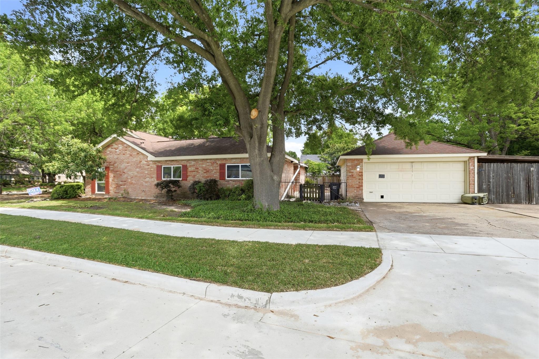 15725 Lakeview Drive