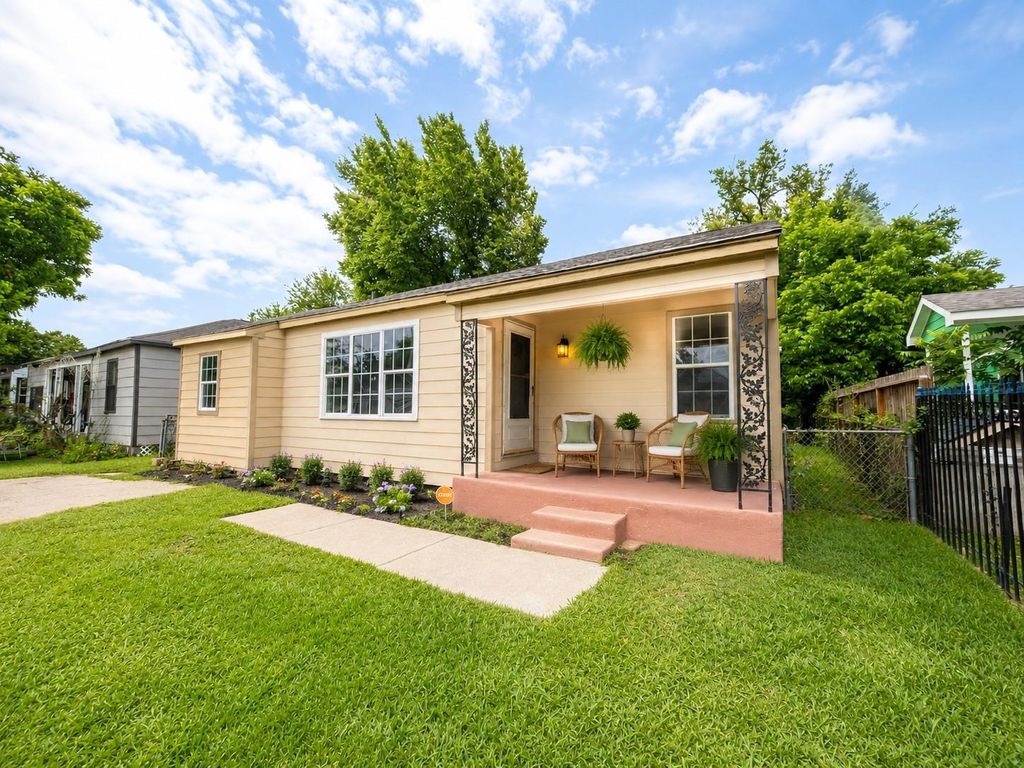 Photo of 1143 Zoe Street, Houston, TX 77020 (MLS # 28572190)