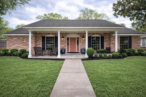 Photo of 18210 Barbuda Lane, Nassau Bay, TX 77058 (MLS # 72630067)