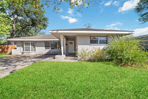 Photo of 8625 Bob White Drive, Houston, TX 77074 (MLS # 37017228)