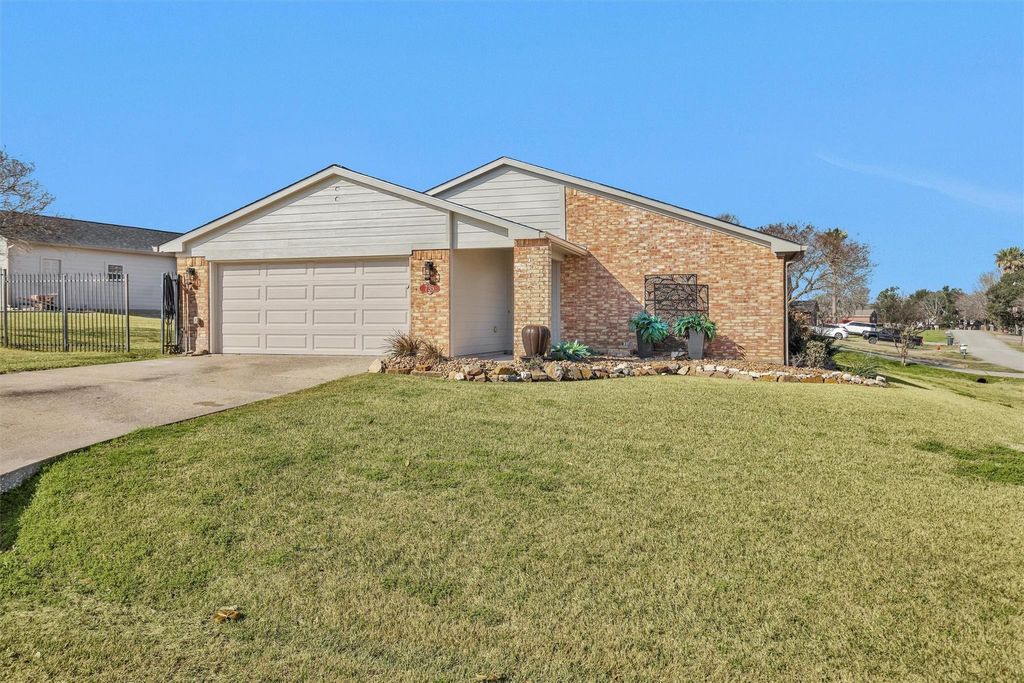 Photo of 735 Moonwalk Street, Montgomery, TX 77356 (MLS # 45370868)