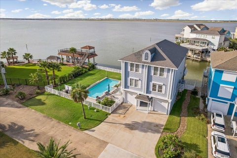 Photo of 426 Sunset Circle, Tiki Island, TX 77554 (MLS # 21064191)