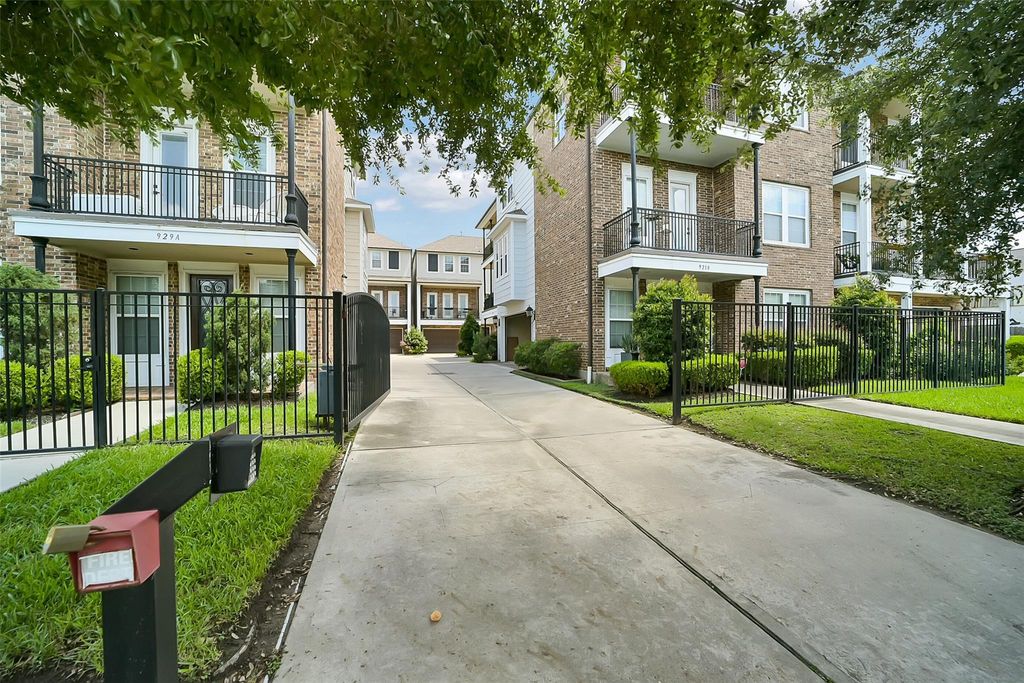 Photo of 925 W 19th Street #B, Houston, TX 77008 (MLS # 87161925)