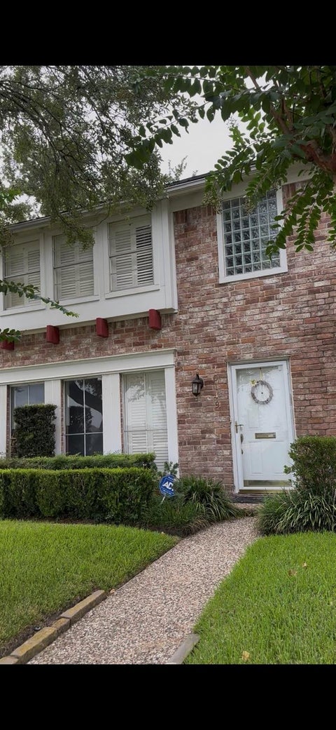 Townhouse For Sale - 10149 Kemp Forest Drive<br/> Harris County, Houston, TX 77080
