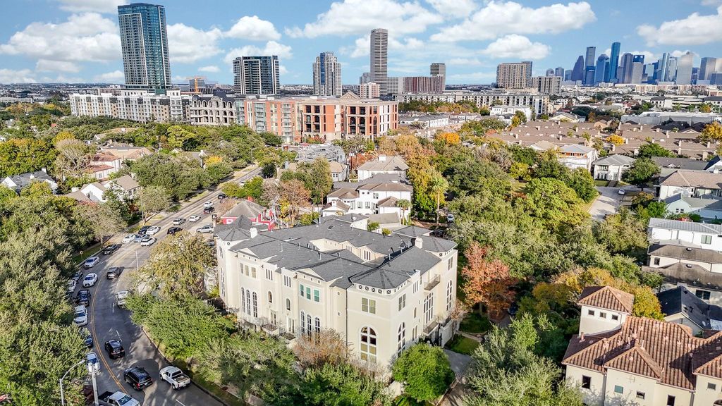 Photo of 2094 Brentwood Drive, Houston, TX 77019 (MLS # 37183966)