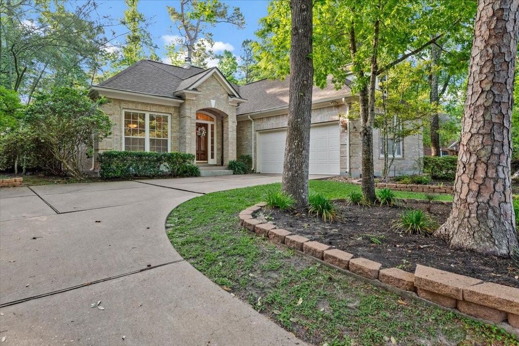 Photo of 2 Mellow Wood Place, The Woodlands, TX 77381 (MLS # 49814446)