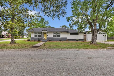 Photo of 302 E Kay Street, Dayton, TX 77535 (MLS # 35741727)