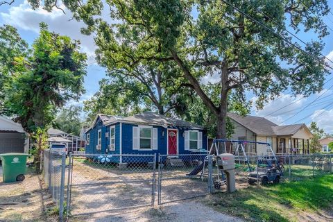 Photo of 408 Frisco Street, Houston, TX 77022 (MLS # 42013684)