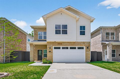 Homes For Sale - 2207 Silverbonnet Street<br/> Houston, TX 77055