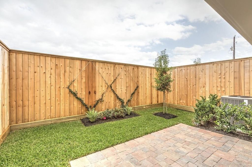 Photo of 1002 Lamelia Lane, Houston, TX 77008 (MLS # 5116407)