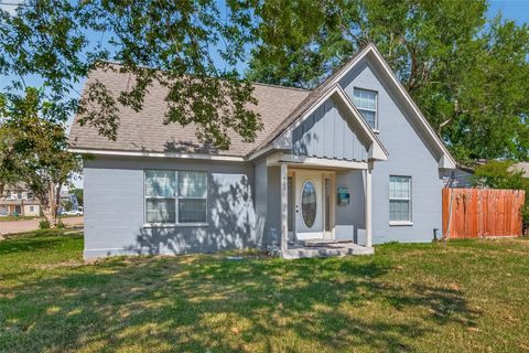 Photo of 501 Live Oak Street, Pasadena, TX 77506 (MLS # 88699502)