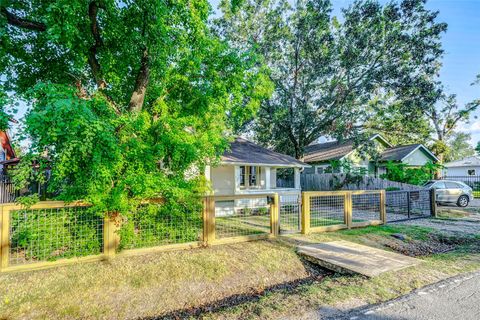 Photo of 608 Enid Street, Houston, TX 77009 (MLS # 75681670)