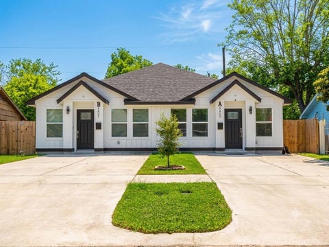Photo of 5202 Northridge Drive #A/B, Houston, TX 77033 (MLS # 50137029)