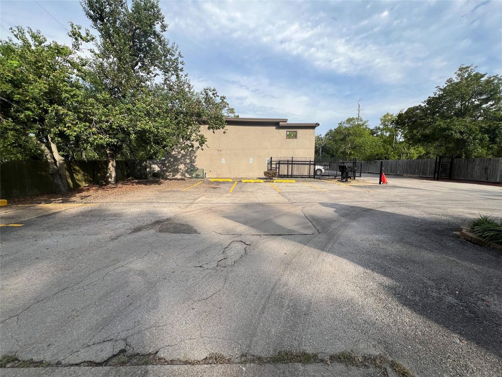 Photo of 515 E Fm-517, Dickinson, TX 77539 (MLS # 84186027)