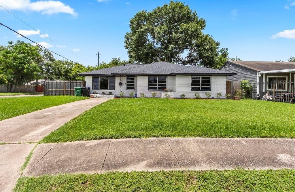 Photo of 4303 Dacca Drive, Houston, TX 77047 (MLS # 72455232)