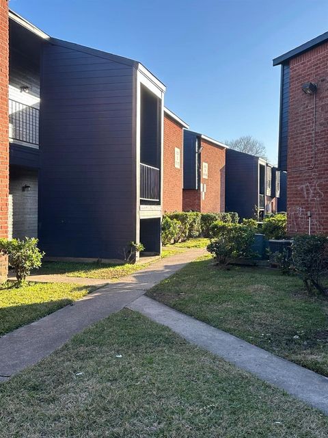 Photo of 13480 S Thorntree Drive #1311, Houston, TX 77015 (MLS # 88409814)