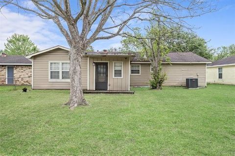 Homes For Sale - 8155 San Diego St<br/> Beaumont, TX 77708