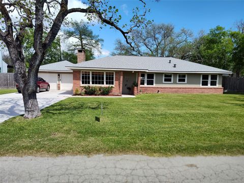 Photo of 202 E Forest Avenue, Shoreacres, TX 77571 (MLS # 93252996)