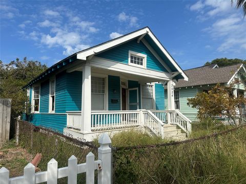 Photo of 3024 Avenue R, Galveston, TX 77550 (MLS # 54294488)