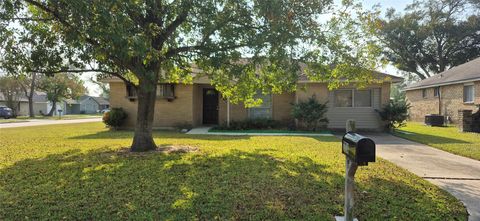 Photo of 304 Avondale Lane, Friendswood, TX 77546 (MLS # 63853004)