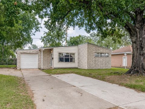 Photo of 6730 Lodge Street, Houston, TX 77092 (MLS # 60260082)
