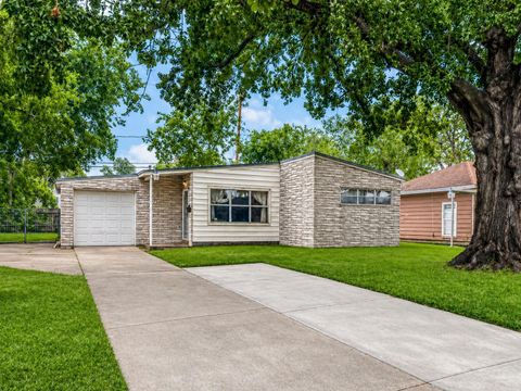 Photo of 6730 Lodge Street, Houston, TX 77092 (MLS # 60260082)