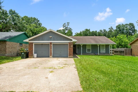 Homes For Sale - 1721 Crest Hill Drive<br/> Conroe, TX 77301