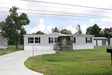 Photo of 5419 Carriage Trails Lane, Mont Belvieu, TX 77523 (MLS # 42132175)