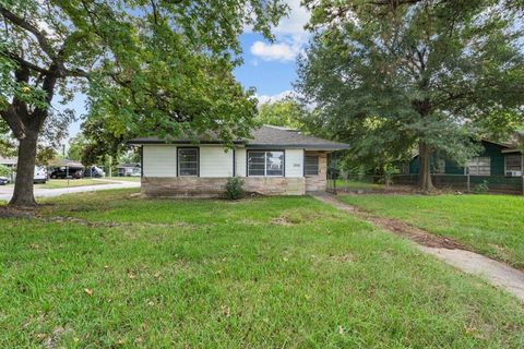 Photo of 7450 Lakewood Drive, Houston, TX 77016 (MLS # 31738138)