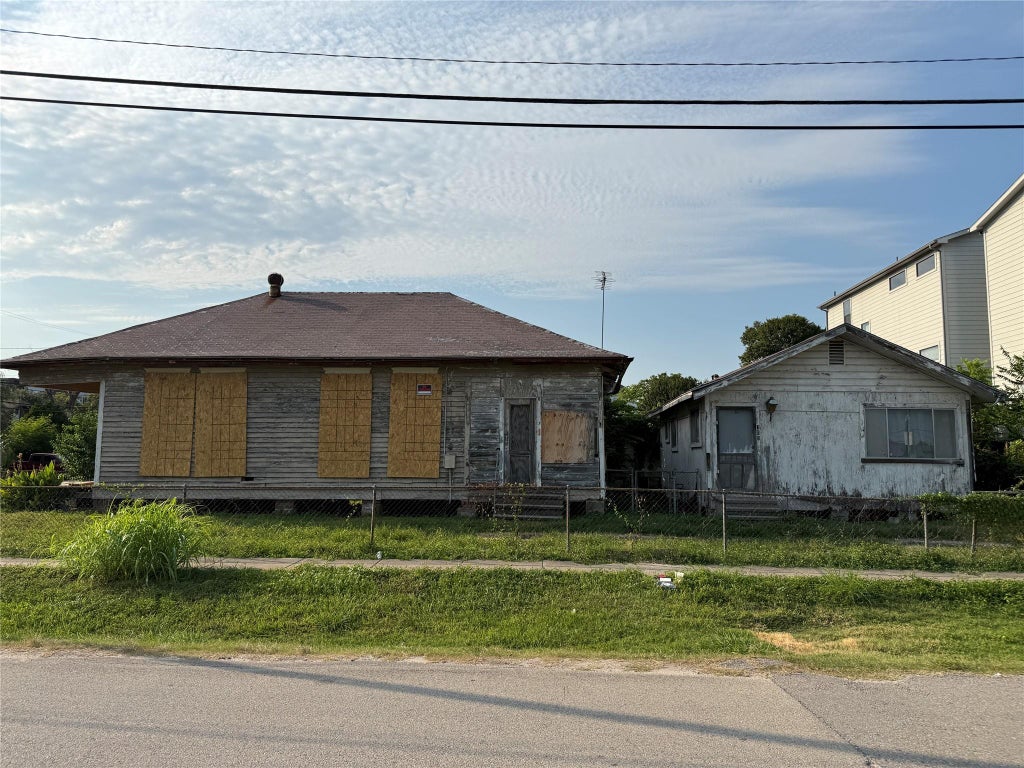 Photo of 2402 Freeman Street, Houston, TX 77009 (MLS # 34087682)