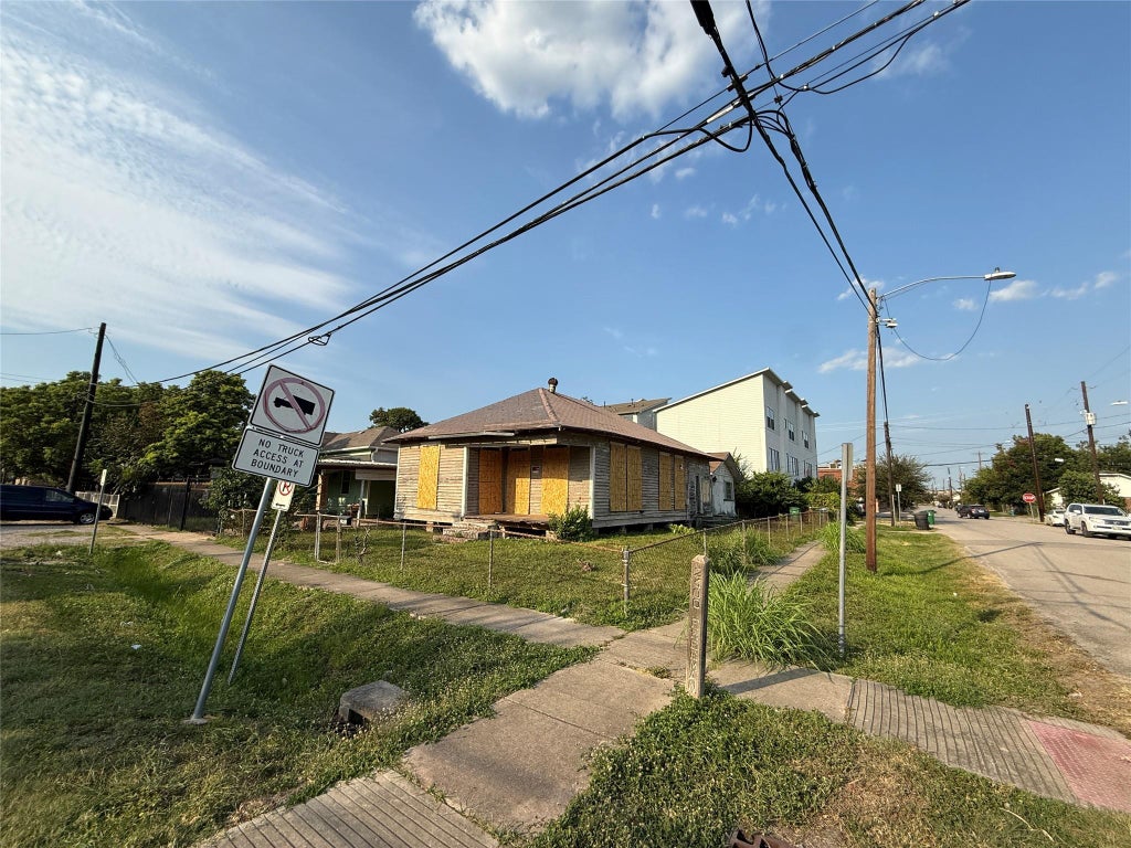Photo of 2402 Freeman Street, Houston, TX 77009 (MLS # 34087682)