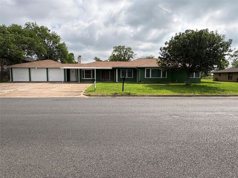 Photo of 984 N Monroe Street, La Grange, TX 78945 (MLS # 91925236)
