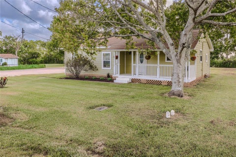 Photo of 910 Brockman Street, Clute, TX 77531 (MLS # 97247175)