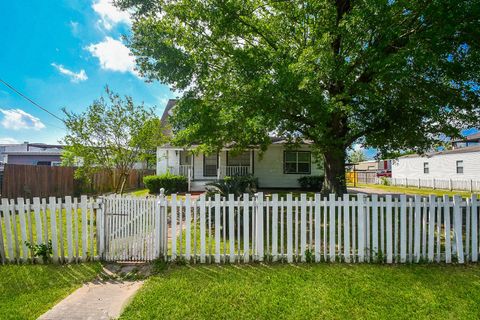 Photo of 2636 Lone Oak Road, Houston, TX 77093 (MLS # 2162856)