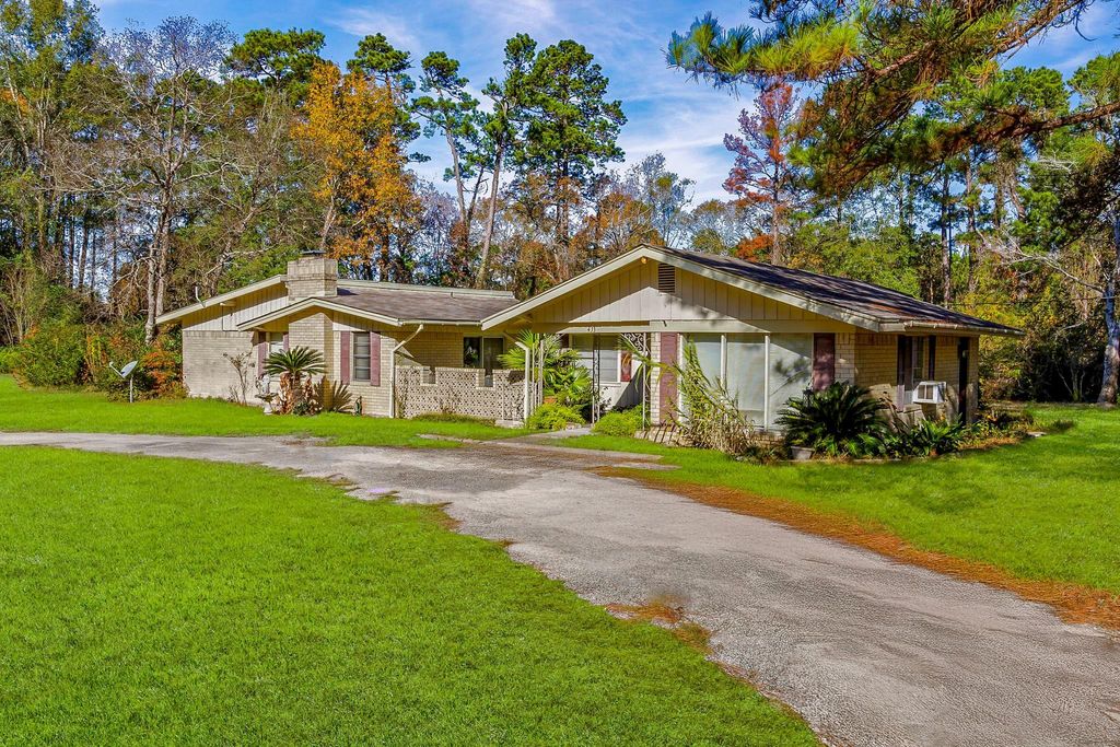 Photo of 433 W Laurelia Road, Livingston, TX 77351 (MLS # 45508845)