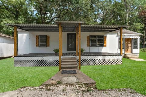 Photo of 601 Dogwood Trail, Conroe, TX 77316 (MLS # 2013344)
