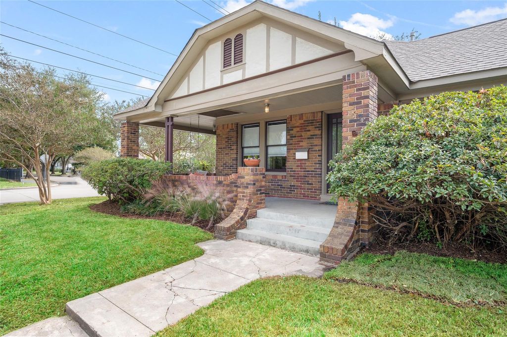 Photo of 768 E 16th Street, Houston, TX 77008 (MLS # 36723969)
