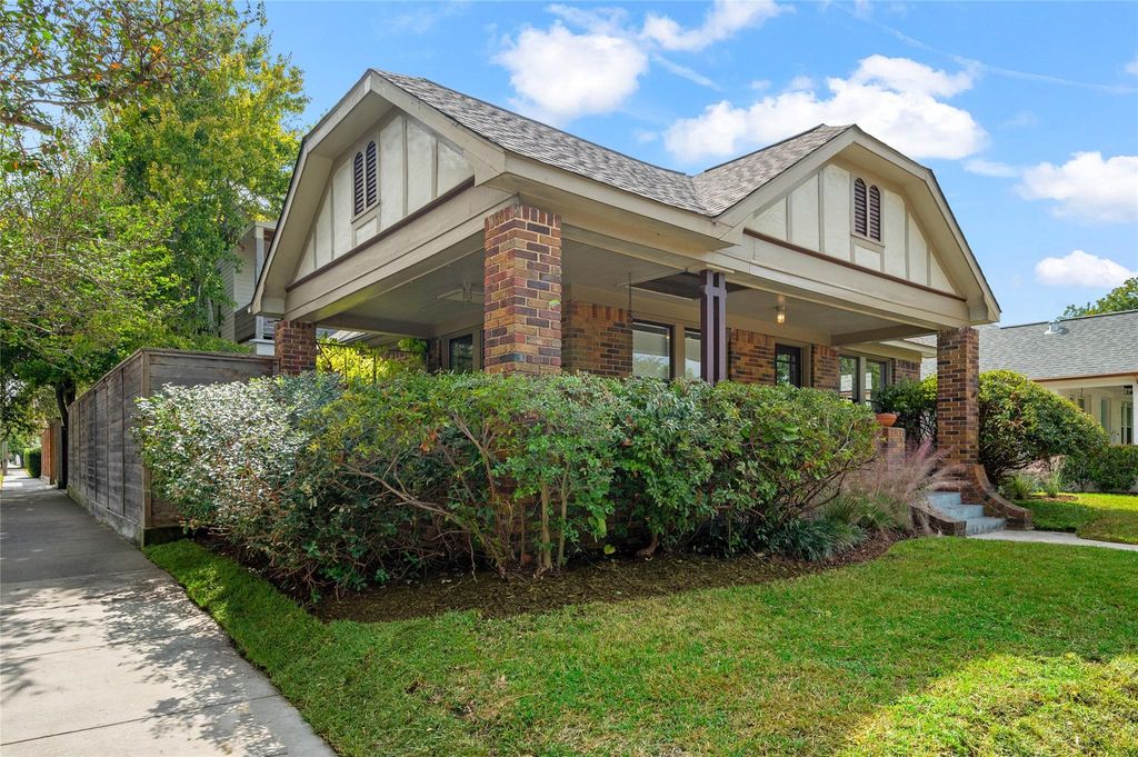 Photo of 768 E 16th Street, Houston, TX 77008 (MLS # 36723969)